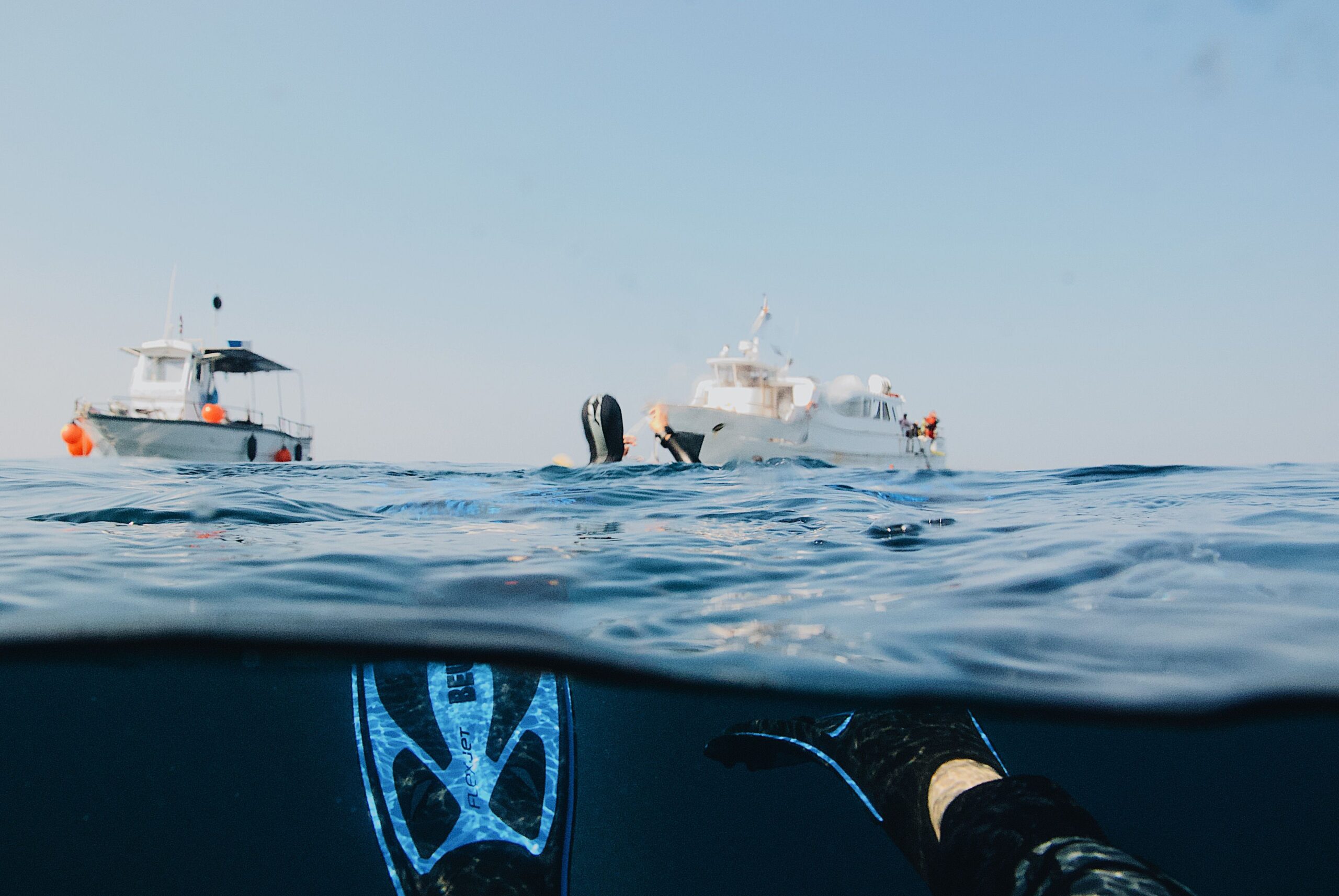 Buceadores en la superficie – Oceanos Diving Center